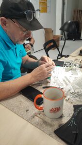 Modelarz sklejający model