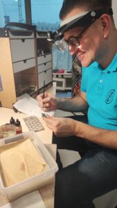 Modelarz malujący figurkę