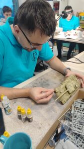 Modelarz sklejający model