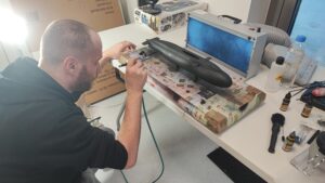 Modelarz malujący aerografem